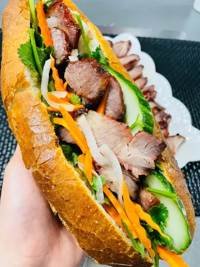 Bánh mì- sandwich au porc BBQ
