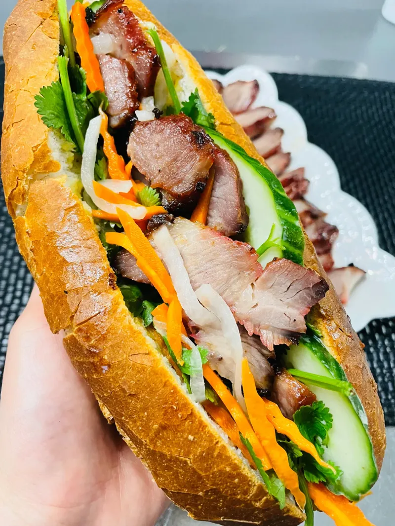 Bánh mì- sandwich au porc BBQ