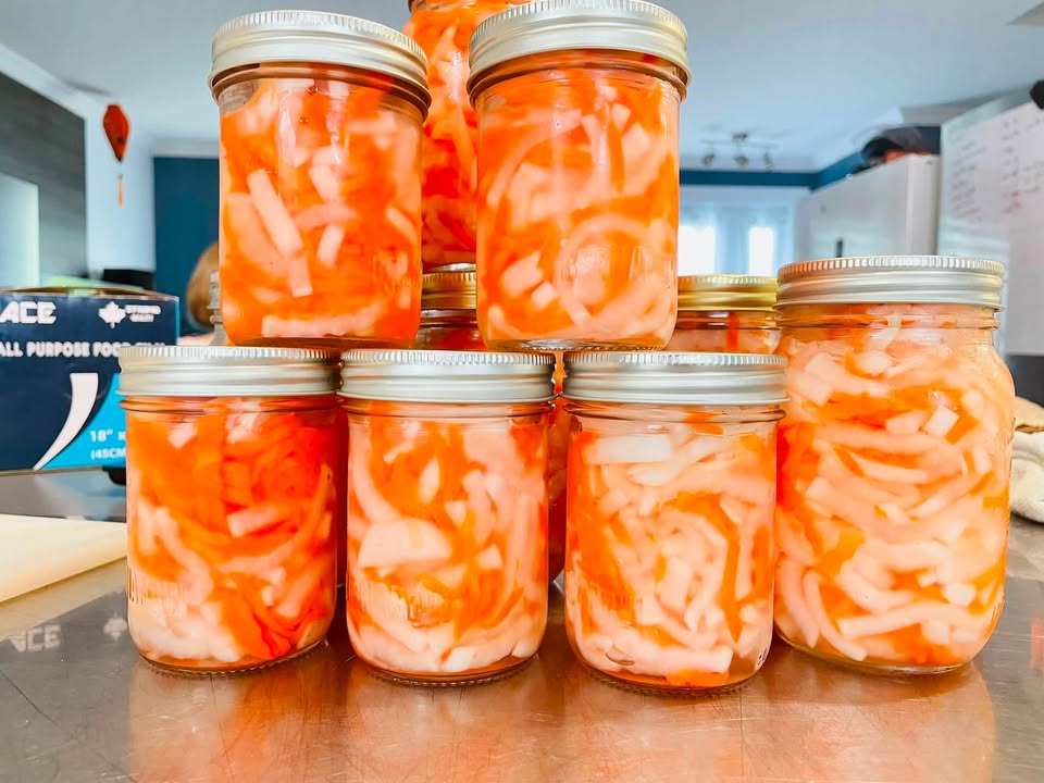 Le daikon et les carottes marinés sont de retour au Marché public cette semaine ! 🥕